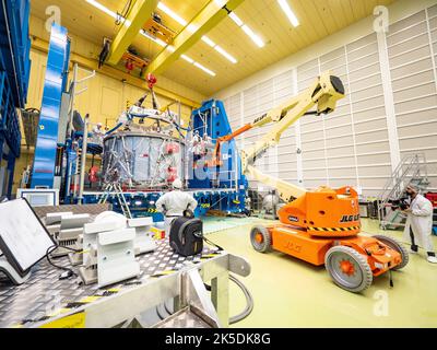 Techniker von Airbus in Bremen bereiteten das europäische Servicemodul für den Versand an das Kennedy Space Center im November 2018 vor. Das von europäischen Partnern wie ESA und Airbus gebaute Modul wird ein NASA-Raumfahrzeug antreiben und damit den ersten Einsatz eines europäischen Systems für US-amerikanische Tiefenraummissionen markieren und die internationale Zusammenarbeit bei der Erforschung des menschlichen Weltraums hervorheben. Stockfoto