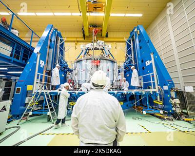 Techniker von Airbus in Bremen bereiteten das europäische Servicemodul für den Versand an das Kennedy Space Center im November 2018 vor. Das von europäischen Partnern wie ESA und Airbus gebaute Modul wird ein NASA-Raumfahrzeug antreiben und damit den ersten Einsatz eines europäischen Systems für US-amerikanische Tiefenraummissionen markieren und die internationale Zusammenarbeit bei der Erforschung des menschlichen Weltraums hervorheben. Stockfoto