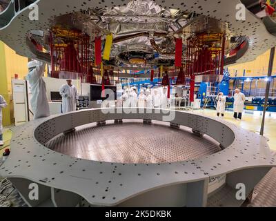 Techniker von Airbus in Bremen bereiteten das europäische Servicemodul für den Versand an das Kennedy Space Center im November 2018 vor. Das von europäischen Partnern wie ESA und Airbus gebaute Modul wird ein NASA-Raumfahrzeug antreiben und damit den ersten Einsatz eines europäischen Systems für US-amerikanische Tiefenraummissionen markieren und die internationale Zusammenarbeit bei der Erforschung des menschlichen Weltraums hervorheben. Stockfoto