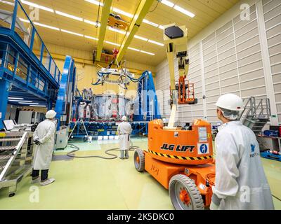 Techniker von Airbus in Bremen bereiteten das europäische Servicemodul für den Versand an das Kennedy Space Center im November 2018 vor. Das von europäischen Partnern wie ESA und Airbus gebaute Modul wird ein NASA-Raumfahrzeug antreiben und damit den ersten Einsatz eines europäischen Systems für US-amerikanische Tiefenraummissionen markieren und die internationale Zusammenarbeit bei der Erforschung des menschlichen Weltraums hervorheben. Stockfoto