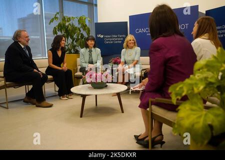 San Francisco, USA. 07. Oktober 2022. First Lady Jill Biden, Mitte rechts, lächelt beim Treffen mit Dr. Alan Ashworth, von links, Dr. Paola Betancur, Dr. Monica Bertagnolli, Rep. Jackie Speier, D-Calif., Vordergrund, und Dr. Laura Huppert bei einem Besuch der Universität von Kalifornien San Francisco Helen Diller Family Comprehensive Cancer Center in San Francisco, Freitag, 7. Oktober 2022. (Foto von Jeff Chiu/ Pool/Sipa USA) Quelle: SIPA USA/Alamy Live News Stockfoto