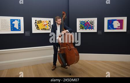 Ausstellung „Vorgeschmack auf den Impressionismus“ in den National Gallerys of Scotland, Edinburgh; Kontrabassist Andrew Robb spielt Jazzmusik von Henri Matisse ja Stockfoto