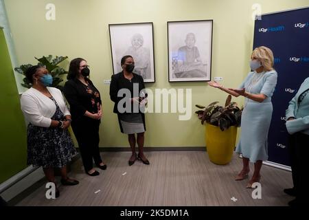 San Francisco, USA. 07. Oktober 2022. First Lady Jill Biden, rechts, spricht mit Dolores Moorebohead, von links, Amy Alanes und Dr. Kim Rhoads während eines Besuchs im University of California San Francisco Helen Diller Family Comprehensive Cancer Center in San Francisco, Freitag, 7. Oktober 2022. (Foto von Jeff Chiu/ Pool/Sipa USA) Quelle: SIPA USA/Alamy Live News Stockfoto