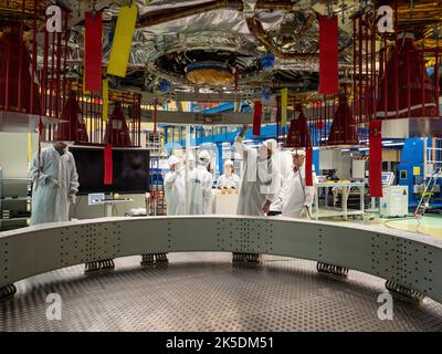 Techniker von Airbus in Bremen bereiteten das europäische Servicemodul für den Versand an das Kennedy Space Center im November 2018 vor. Das von europäischen Partnern wie ESA und Airbus gebaute Modul wird ein NASA-Raumfahrzeug antreiben und damit den ersten Einsatz eines europäischen Systems für US-amerikanische Tiefenraummissionen markieren und die internationale Zusammenarbeit bei der Erforschung des menschlichen Weltraums hervorheben. Stockfoto