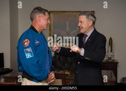 Der NASA SpaceX Crew-2-Astronaut Shane Kimbrough, links. Spricht mit dem NASA-Administrator Bob Cabana, nach einem Treffen mit dem NASA-Administrator Bill Nelson, dem NASA-Deputy Administrator Pam Melroy und den anderen Crew-Mitgliedern des ESA-Astronauten Thomas Pesquet, NASA-Astronaut Megan McArthur, Und der Astronaut der Japan Aerospace Exploration Agency (JAXA) Akihiko Hoshide, Montag, den 6. Juni 2022, im Mary W. Jackson NASA Headquarters Building in Washington DC. Stockfoto