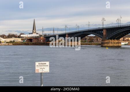 Eine wunderschöne Aufnahme einer Theodor Heuss Bogenbrücke über den Rhein in Mainz Stockfoto