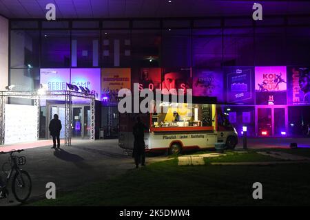 München, Deutschland. 07. Oktober 2022. Das College of Film and Television beleuchtete vor dem Fotoanruf für die Sky-Serie Souls. Quelle: Felix Hörhager/dpa/Alamy Live News Stockfoto