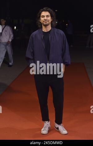 München, Deutschland. 07. Oktober 2022. Regisseur Alex Eslam zeigt sich bei einem Photo-Call für die Sky-Serie Souls an der Academy of Film and Television. Quelle: Felix Hörhager/dpa/Alamy Live News Stockfoto