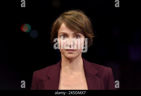 München, Deutschland. 07. Oktober 2022. Die Schauspielerin Julia Koschitz zeigt sich bei einer Fotoserie für die Sky-Serie Souls an der Akademie für Film und Fernsehen. Quelle: Felix Hörhager/dpa/Alamy Live News Stockfoto