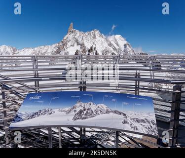 Blick von einer Aussichtsplattform mit einer Bergkarte auf dem Skyway Monte Bianco, einem Seilbahnsystem in der Nähe von Courmayeur. Aosta-Tal, Italien Stockfoto