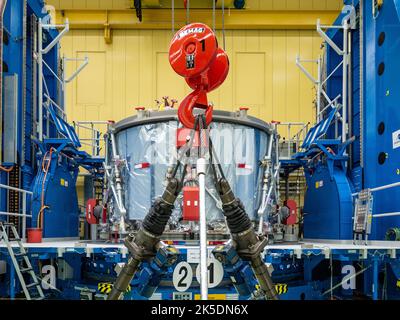 Airbus-Techniker in Bremen bereiteten Anfang November 2018 das European Service Module für den Versand an das Kennedy Space Center vor. Die ESA und europäische Partner arbeiteten zusammen, um das Modul zur Stromversorgung von NASA-Raumfahrzeugen für Tiefenraummissionen bereitzustellen. Stockfoto
