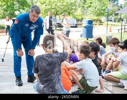 Die NASA SpaceX Crew-2 NASA-Astronaut Shane Kimbrough spricht bei einem Besuch der Arlington Science Focus Elementary School am Freitag, den 10. Juni 2022 in Arlington, Virginia. Stockfoto