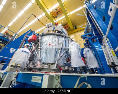 Das europäische Servicemodul wurde von Airbus-Technikern in Bremen für den Versand an das Kennedy Space Center im November 2018 vorbereitet. Die ESA und zehn europäische Länder arbeiteten zusammen, um das Modul für die NASA-Tiefenraummissionen bereitzustellen. Stockfoto