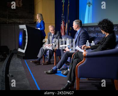 Stephanie Schierholz, Pressesprecherin am NASA-Hauptquartier, links, moderiert ein NASA-Briefing über die Artemis-i-Moon-Mission mit NASA-Administrator Bill Nelson, Mike Sarafin, Artemis-I-Missionsmanager am NASA-Hauptquartier, und Bhavya Lal, Associate Administrator für Technologie, Politik, Und Strategie im NASA-Hauptquartier, rechts, Mittwoch, 3. August 2022, Im Mary W. Jackson NASA Headquarters Gebäude in Washington. Ebenfalls aus der Ferne beteiligt waren Charlie Blackwell-Thompson, Artemis I Launch Director am Kennedy Space Center der NASA, John Honeycutt, Space Launch System (SLS) Program Manager bei Stockfoto