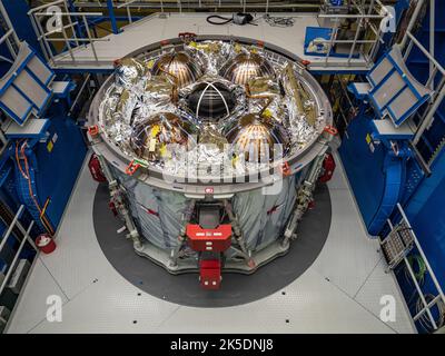 Im November 2018 bereiteten Airbus-Techniker in Bremen das European Service Module für den Versand an das Kennedy Space Center vor. Die ESA und die europäischen Länder arbeiteten zusammen, um das Modul für NASA-Raumfahrzeuge für Tiefenraummissionen bereitzustellen. Stockfoto