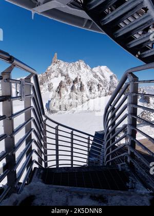 Blick von einer Treppe auf dem Skyway Monte Bianco, einem Seilbahnsystem in der Nähe von Courmayeur. Aosta-Tal, Italien Stockfoto