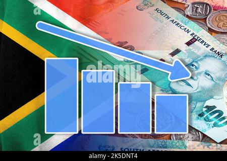 Wirtschaftsdiagramm: Abwärtspfeil, südafrikanische Flagge und südafrikanische Rand Geldscheine und Münzen Stockfoto