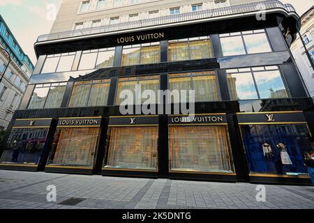 Wien, Österreich - 17. Mai 2022: Fassade des Louis Vuitton Stores in Wien. Stockfoto