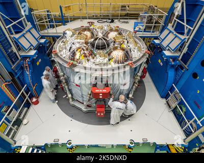 Techniker von Airbus in Bremen bereiteten das europäische Servicemodul für den Versand an das Kennedy Space Center im November 2018 vor. Das von europäischen Partnern wie ESA und Airbus gebaute Modul wird ein NASA-Raumfahrzeug antreiben und damit den ersten Einsatz eines europäischen Systems für US-amerikanische Tiefenraummissionen markieren und die internationale Zusammenarbeit bei der Erforschung des menschlichen Weltraums hervorheben. Stockfoto