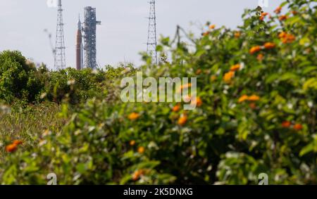 Die NASA-Rakete Space Launch System (SLS) mit der Orion-Sonde an Bord wird auf einem mobilen Trägerrakete beim Launch Complex 39B am Montag, den 4. April 2022, zu sehen sein, während das Artemis I-Startteam den NassGeneralprobeversuch im Kennedy Space Center der NASA in Florida durchführt. Vor dem Artemis I-Flugtest der NASA wird das Artemis I-Startteam bei der NassGeneralprobe durch Operationen zum Laden von Treibstoff, zur Durchführung eines vollständigen Startcountcountdowns, zur Demonstration der Fähigkeit, die Countdown-Uhr zu recyceln und die Tanks zu entleeren, um Zeitpläne und Verfahren für den Start zu üben. Stockfoto