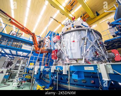 Techniker von Airbus in Bremen bereiteten das europäische Servicemodul für den Versand an das Kennedy Space Center im November 2018 vor. Das von europäischen Partnern wie ESA und Airbus gebaute Modul wird ein NASA-Raumfahrzeug antreiben und damit den ersten Einsatz eines europäischen Systems für US-amerikanische Tiefenraummissionen markieren und die internationale Zusammenarbeit bei der Erforschung des menschlichen Weltraums hervorheben. Stockfoto