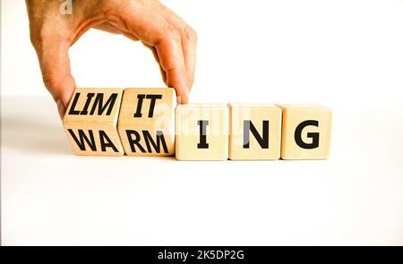 Symbol für Begrenzung der globalen Erwärmung. Konzept Worte Begrenzung und Erwärmung auf Holzwürfel. Geschäftsmann Hand. Schöne weiße Tabelle weißen Hintergrund. Unternehmen Stockfoto
