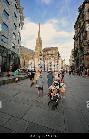 Wien, Österreich - 17. Mai 2022: Mutter mit Kindern in der Wiener Hauptstraße. Stockfoto