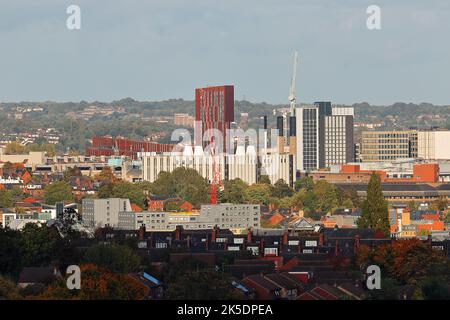 Blick auf das Stadtzentrum von Leeds mit dem Broadcasting Place-Gebäude, das eine rostige Verkleidung hat. Stockfoto