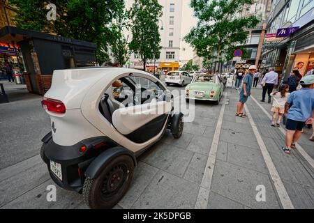 Wien, Österreich - 17. Mai 2022: Renault Twizy Technic zwei-Sitz-Elektro-Mikrocar in der Straße von Wien. Stockfoto
