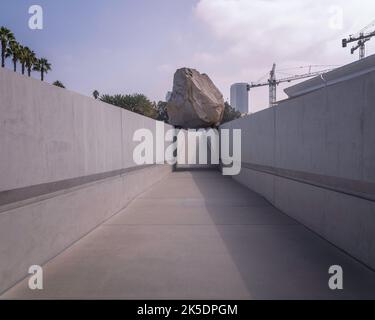 Los Angeles, CA, USA - 6. Oktober 2022: Die öffentliche Kunstskulptur „Levitated Mass“ des Künstlers Michael Heizer wird im LACMA in Los Angeles, CA, ausgestellt. Stockfoto