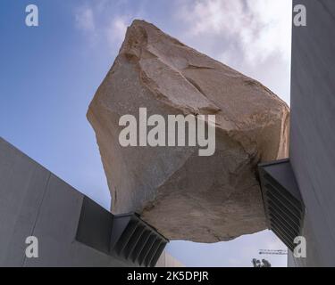 Los Angeles, CA, USA - 6. Oktober 2022: Die öffentliche Kunstskulptur „Levitated Mass“ des Künstlers Michael Heizer wird im LACMA in Los Angeles, CA, ausgestellt. Stockfoto