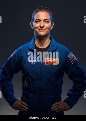 Houston, Vereinigte Staaten von Amerika. 31. Juli 2018. NASA-Astronautin Nicole Mann, offizielles Porträt mit dem blauen NASA-Anzug im Johnson Space Center, 31. Juli 2018 in Houston, Texas. Mann ist die erste amerikanische Ureinwohner und die erste Frau, die eine NASA-Mission im Weltraum befehligen wird. Quelle: Robert Markowitz/NASA/Alamy Live News Stockfoto