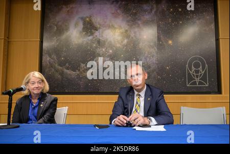 Der stellvertretende NASA-Administrator Pam Melroy, links, und der NASA-stellvertretende Administrator für das Science Mission Directorate Thomas Zurbuchen halten während einer Briefing am Mittwoch, den 29. Juni 2022, am Space Telescope Science Institute (STScI) in Baltimore eine Rede. Das Briefing konzentrierte sich auf den Status des NASA-Weltraumteleskops James Webb in den letzten Wochen der Vorbereitung auf seine Wissenschaftsmission sowie auf Übersichten über die geplante Wissenschaft für das erste Betriebsjahr von Webb. Stockfoto