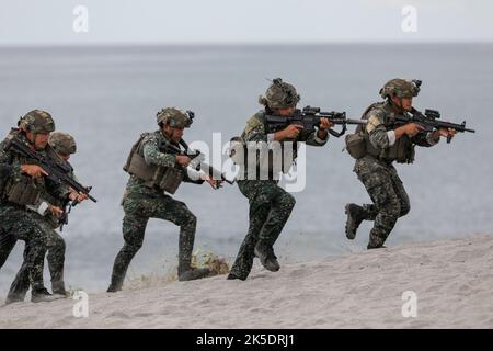 Manila, Philippinen. 7. Oktober 2022. Philippinische Marineinfanteristen landen am Strand während einer gemeinsamen US-philippinischen Militärübung namens Kamandag Eaning Cooperation of the Warriors der Provinz Sea Zambales, nordwestlich von Manila. Die philippinischen und US-amerikanischen Marineinfanteristen, an denen japanisches und südkoreanisches Militärpersonal teilnahm, starteten am Montag in und um die philippinischen Inseln inmitten der Spannungen im Südchinesischen Meer und in der Straße von Taiwan umfangreiche militärische Übungen. Kredit: ZUMA Press, Inc./Alamy Live Nachrichten Stockfoto