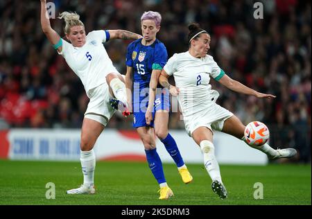 Die US-Amerikanerin Megan Rapinoe (Mitte) kämpft beim internationalen Freundschaftsspiel im Londoner Wembley-Stadion gegen die Engländerin Millie Bright (links) und Lucy Bronze. Bilddatum: Freitag, 7. Oktober 2022. Stockfoto