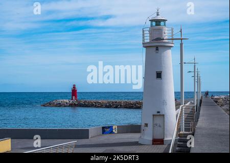 Weißer Leuchtturm im Hafen von Porto Maurizio, Imperia an der italienischen Riviera Stockfoto