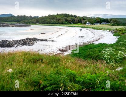 Wunderschöner abgelegener, einsamer Strand mit weißem Sand, im Hochsommer, an der Westküste Schottlands, am Rande der schottischen Highlands, klares, ruhiges Meer, weiße Baumwolle Stockfoto