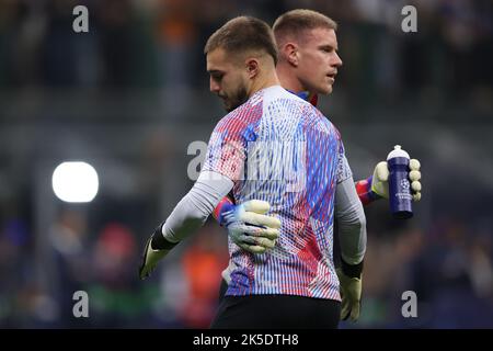 Mailand, Italien, 4.. Oktober 2022. Arnau Tenas vom FC Barcelona umarmt seinen Teamkollegen Marc-Andre Ter Stegen während des Aufwärmpreffs vor dem UEFA Champions League-Spiel der Gruppe C in Giuseppe Meazza, Mailand. Bildnachweis sollte lauten: Jonathan Moscrop / Sportimage Stockfoto