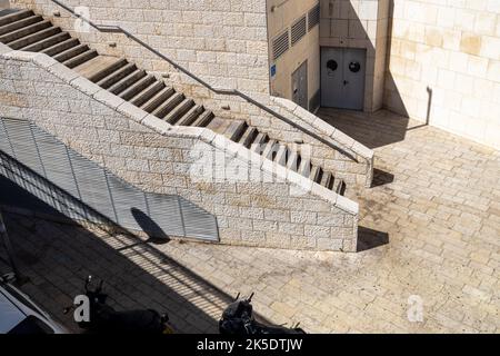 Treppen führen zum Eingang des Gebäudes Stockfoto
