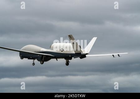 Iwakuni, Japan. 07. Oktober 2022. Ein unbemanntes Langstreckenfahrzeug der US Navy MQ-4C Triton mit dem unbemannten Patrol Squadron 19 steigt nach dem Start an der Marine Corp Air Station Iwakuni, 5. Oktober 2022 in Iwakuni, Japan, aus. Kredit: Cpl. Mitchell Austin/U.S. Marines/Alamy Live News Stockfoto