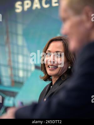 Vizepräsident Kamala Harris hört zu, wie NASA-Administrator Bill Nelson während einer Vorschau mit US-Präsident Joe Biden am Montag, den 11. Juli 2022, das erste Vollfarb-Bild des NASA-Weltraumteleskops James Webb, das höchstauflösende Bild des Infrarotuniversums in der Geschichte, beschreibt. Im South Court Auditorium im Eisenhower Executive Office Building im White House Complex in Washington. Stockfoto