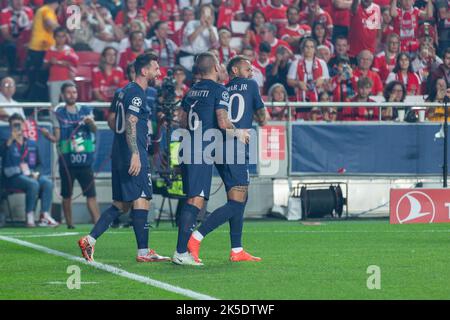 05. Oktober 2022. Lissabon, Portugal. Paris Saint-Germain ist Stürmer aus Argentinien Lionel Messi (30), der ein Tor mit dem Mittelfeldspieler von Paris Saint-Germain aus Italien Marco Verratti (6) und Paris Saint-Germain ist Stürmer aus Brasilien Neymar (10) während des Spiels der Runde der Gruppe H 3. für die UEFA Champions League feierte, Benfica vs Paris Saint-Germain © Alexandre de Sousa/Alamy Live News Stockfoto