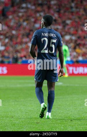 05. Oktober 2022. Lissabon, Portugal. Paris Saint-Germain Verteidiger aus Portugal Nuno Mendes (25) in Aktion während des Spiels der Runde der Gruppe H 3. für die UEFA Champions League, Benfica gegen Paris Saint-Germain © Alexandre de Sousa/Alamy Live News Stockfoto