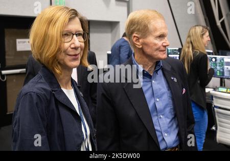 NASA-Administrator Bill Nelson, rechts, und Kathy Lueders, stellvertretende Administratorin für das NASA Space Operations Mission Directorate, links, werden nach dem Start einer SpaceX Falcon 9-Rakete gesehen, die die Crew Dragon-Sonde des Unternehmens auf der Crew-4-Mission mit den NASA-Astronauten Kjell Lindgren, Robert Hines, Jessica Watkins, Und die ESA-Astronautin Samantha Cristoforetti an Bord, am Mittwoch, den 27. April 2022, im Feuerraum vier des Launch Control Center im Kennedy Space Center der NASA in Florida. Die NASA-Mission SpaceX Crew-4 ist die vierte Crew-Rotationsmission der Spac Stockfoto