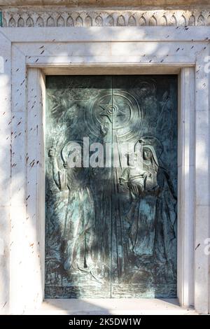 Haifa, Israel - 06.10.2022, das religiöse Flachrelief am Haupteingang des Klosters Stella Maris, das sich auf dem Berg Karmel in Haifa befindet Stockfoto