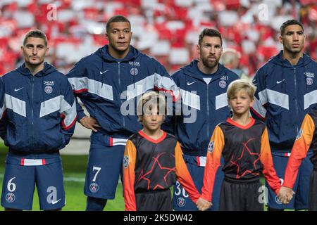 05. Oktober 2022. Lissabon, Portugal. Paris Saint-Germain's Mittelfeldspieler aus Italien Marco Verratti (6), Paris Saint-Germain's Stürmer aus Frankreich Kylian Mbappe (7), Paris Saint-Germain's Stürmer aus Argentinien Lionel Messi (30) und Paris Saint-Germain's Verteidiger aus Marokko Achraf Hakimi (2) in Aktion während des Spiels der Runde der Gruppe H 3. für die UEFA Champions League, Benfica vs Paris Saint-Germain © Alexandre de Sousa/Alamy Live News Stockfoto