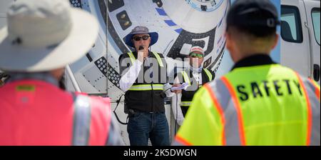 Jeffery Davis, Leiter der Boeing Recovery Operations, links, und Bryan Gartner, Direktor der Boeing Recovery, sprechen mit den Teams der NASA und Boeing, während sie sich auf die Landung des Boeing-Raumschiffs CST-100 Starliner am 25. Mai 2022 im Space Harbour der White Sands Missile Range in New Mexico vorbereiten. Boeings Orbital Flight Test-2 (OFT-2) ist der zweite unbemundete Flugtest von Starliner zur Internationalen Raumstation im Rahmen des NASA Commercial Crew Program. OFT-2 dient als durchgängiger Test der Systemfunktionen. Stockfoto