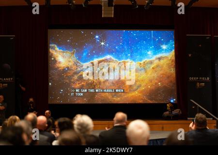 Das vom James Webb Space Telescope der NASA aufgenommene Bild der Sternentstehungsregion NGC 3324 im Carina-Nebel wird auf einem Bildschirm angezeigt, während Medienvertreter und Gäste die Sendung verfolgen, in der die ersten Vollfarb-Bilder vom James Webb Space Telescope der NASA veröffentlicht werden, Dienstag, 12. Juli 2022, Im Goddard Space Flight Center der NASA in Greenbelt, MD. Zeigen die ersten Vollfarb-Bilder und spektroskopischen Daten des James Webb Space Telescope, einer Partnerschaft mit der ESA (Europäische Weltraumorganisation) und der Canadian Space Agency (CSA), die Leistungsfähigkeit von Webb, wenn das Teleskop seinen wissenschaftlichen Start beginnt Stockfoto