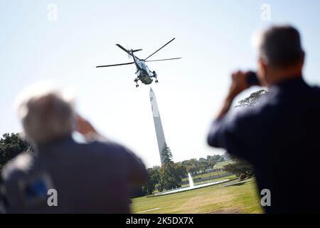 Washington DC, USA. 07. Oktober 2022. Pressevertreter machen Fotos, als Marine One mit US-Präsident Joe Biden am Freitag, den 7. Oktober, vom South Lawn des Weißen Hauses in Washington, DC, USA, abhebt. 2022. Biden sagte, dass die USA versuchen, eine „Off-Ramp“ für den russischen Präsidenten Wladimir Putin zu finden, und befürchtet, dass seine Drohungen zum Einsatz taktischer Atomwaffen real sind und zu „Armageddon“ führen könnten. Quelle: MediaPunch Inc/Alamy Live News Stockfoto