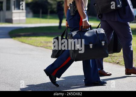 Washington DC, USA. 07. Oktober 2022. Ein militärischer Helfer des US-Marine Corps trägt die als „Fußball“ bekannten Codes für den nuklearen Start, als er Präsident Joe Biden am Freitag, den 7. Oktober, auf dem South Lawn des Weißen Hauses in Washington, DC, USA, auf den Marine One folgt. 2022. Biden sagte, dass die USA versuchen, eine „Off-Ramp“ für den russischen Präsidenten Wladimir Putin zu finden, und befürchtet, dass seine Drohungen zum Einsatz taktischer Atomwaffen real sind und zu „Armageddon“ führen könnten. Quelle: MediaPunch Inc/Alamy Live News Stockfoto